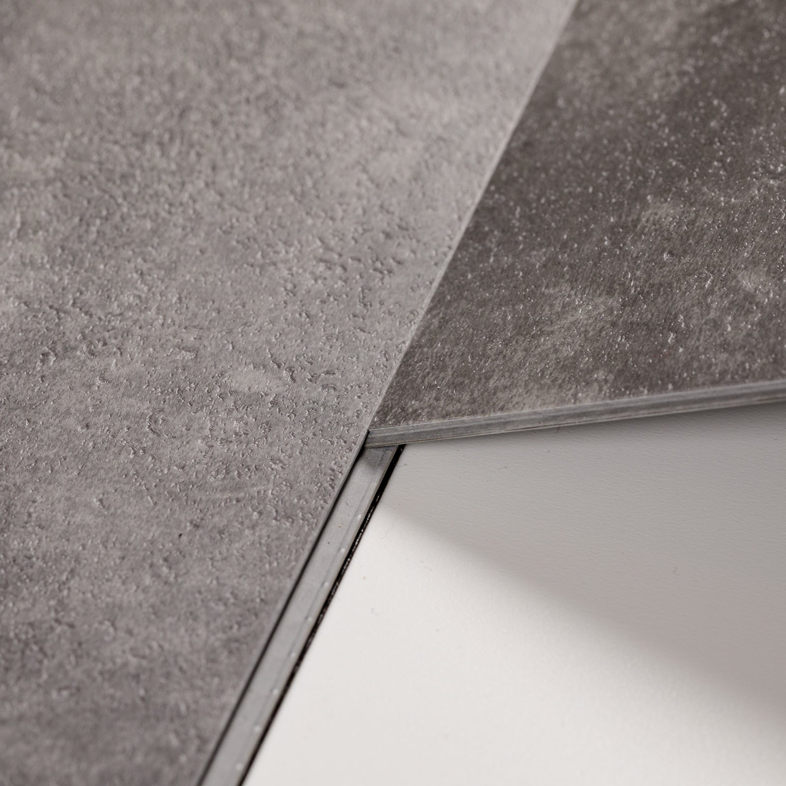 Sol PVC-SPC clipsable Izisol format carrelage - gris moyen béton indus - lame clipsée