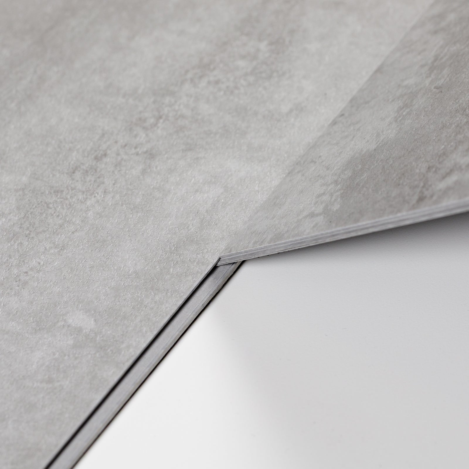Sol PVC-SPC clipsable Izisol format carrelage - gris clair béton indus - lame clipsée